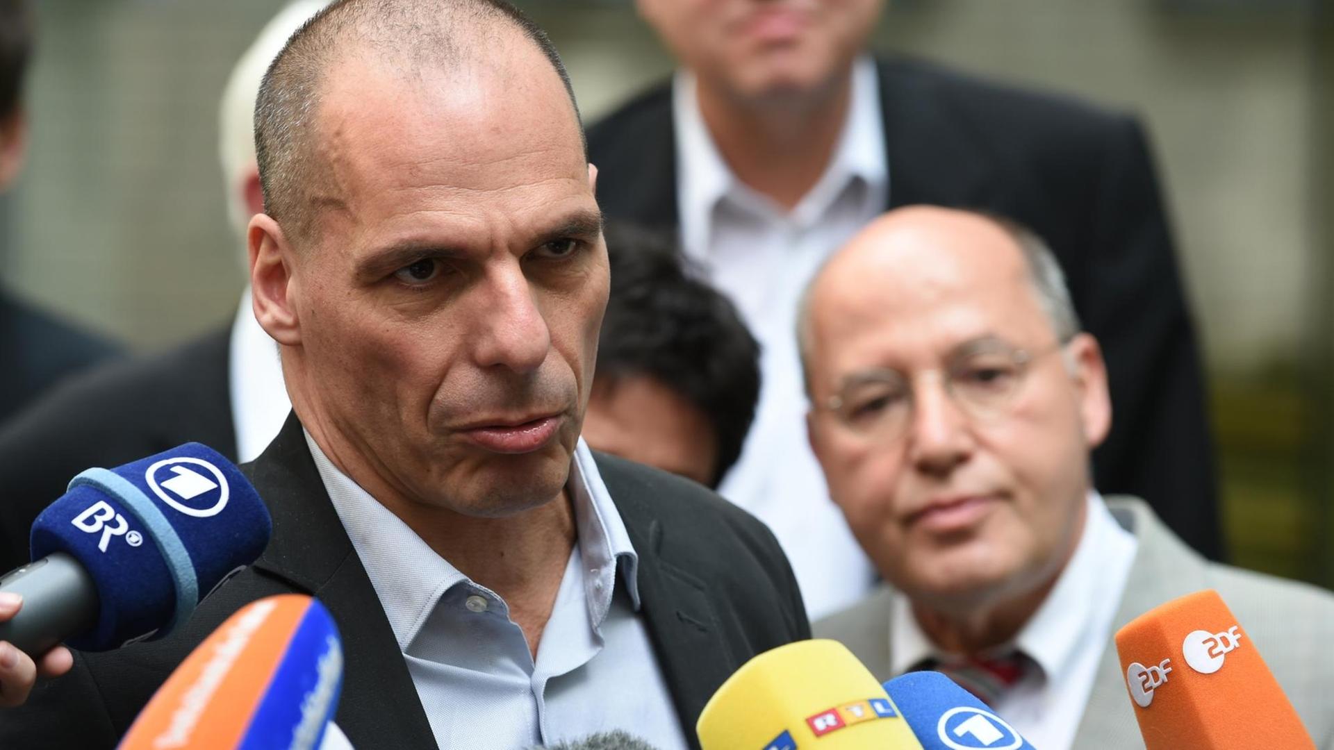 Der griechische Finanzminister Yanis Varoufakis gibt am 08.06.2015 im Hof des Jakob-Kaiser-Hauses in Berlin ein Statement ab. Der griechische Finanzminister Yanis Varoufakis gibt am 08.06.2015 im Hof des Jakob-Kaiser-Hauses in Berlin ein Statement ab.