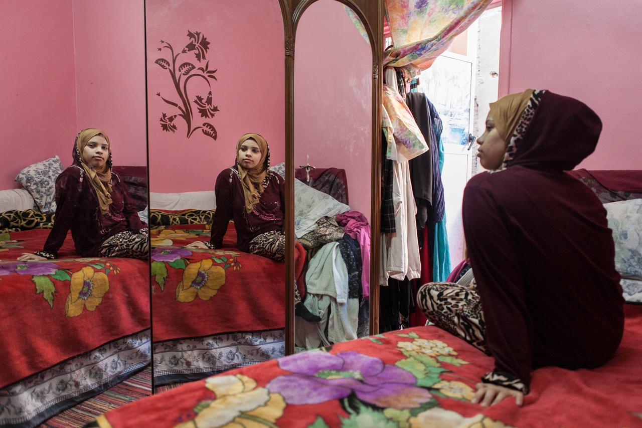 Noura Khaled Sayed Hamed in ihrem Schlafzimmer, Kairo, 2015. In: SAYEDA, Nimbus. Kunst und Bücher, 2017
