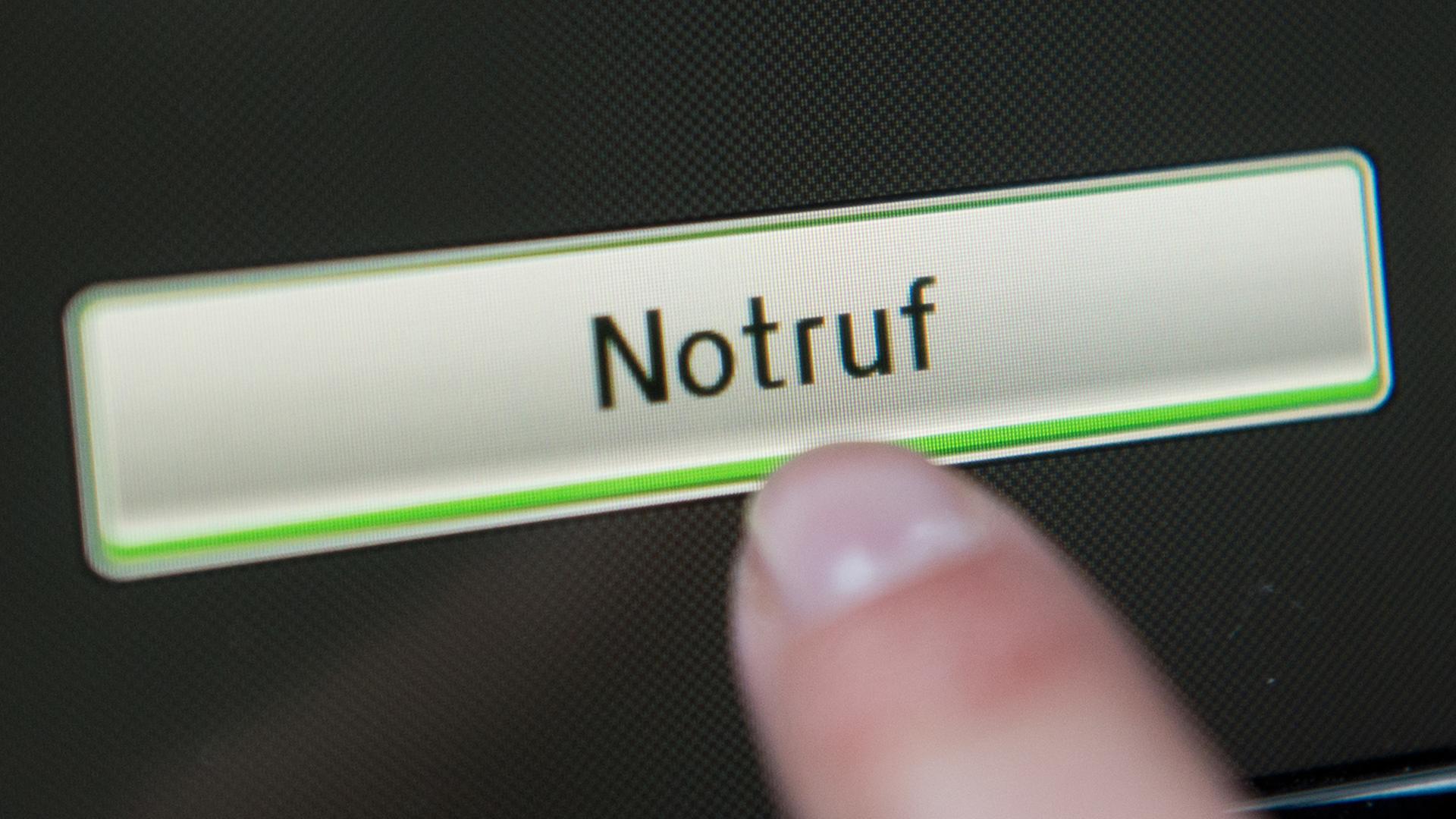 Der Schriftzug "Notruf" auf dem Display eines Bordcomputers mit Touchpad eines Volkswagen-Fahrzeuges in Hannover (Niedersachsen). Ab 31. März 2018 sind alle Autohersteller von der EU dazu verpflichtet, in neue Modelle von PKW und leichten Nutzfahrzeugen das automatische Notrufsystem eCall (emergency call) für Kraftfahrzeuge einzubauen. Der Schriftzug "Notruf" auf dem Display eines Bordcomputers mit Touchpad eines Volkswagen-Fahrzeuges in Hannover (Niedersachsen). Ab 31. März 2018 sind alle Autohersteller von der EU dazu verpflichtet, in neue Modelle von PKW und leichten Nutzfahrzeugen das automatische Notrufsystem eCall (emergency call) für Kraftfahrzeuge einzubauen.