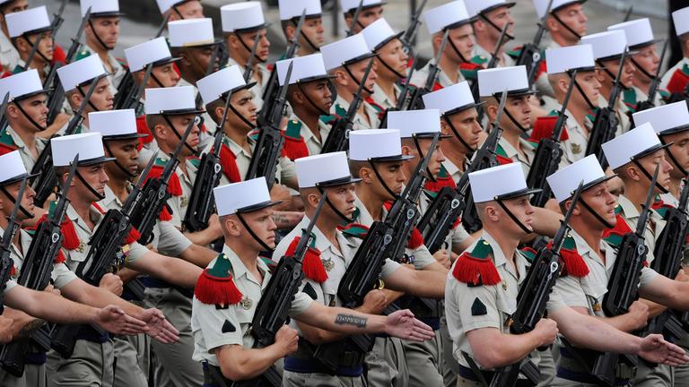  Legionäre der Fremdenlegion während der Parade zum französischen Nationalfeiertag