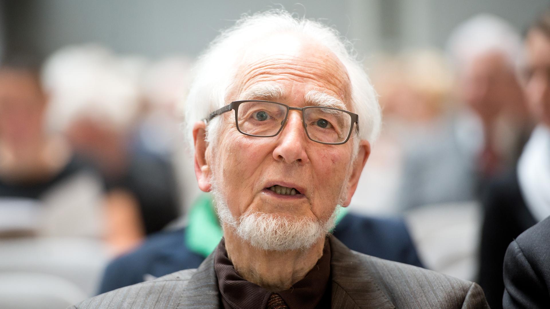 Der frühere Bundesminister Erhard Eppler (SPD) nimmt am 15.05.2015 in Stuttgart (Baden-Württemberg) an der Verleihung des Theodor-Heuss-Preises 2015 teil. Der frühere Bundesminister Erhard Eppler (SPD) nimmt am 15.05.2015 in Stuttgart (Baden-Württemberg) an der Verleihung des Theodor-Heuss-Preises 2015 teil.