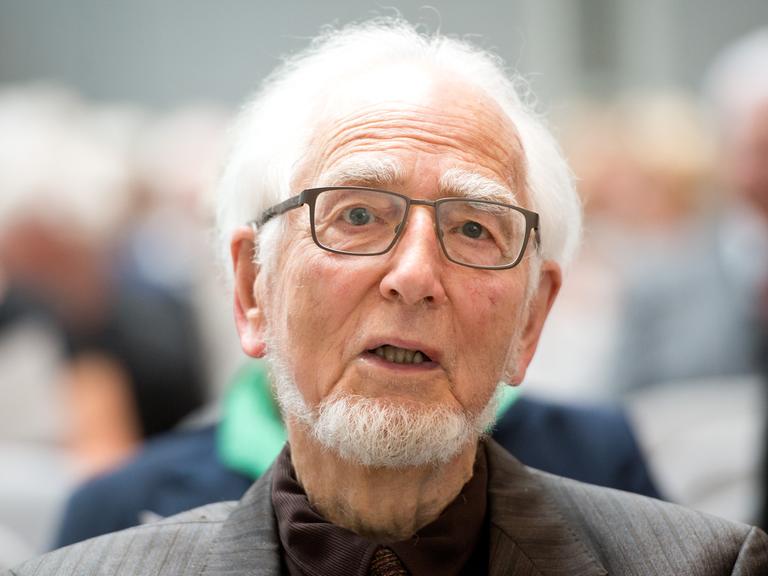 Der frühere Bundesminister Erhard Eppler (SPD) nimmt am 15.05.2015 in Stuttgart (Baden-Württemberg) an der Verleihung des Theodor-Heuss-Preises 2015 teil.