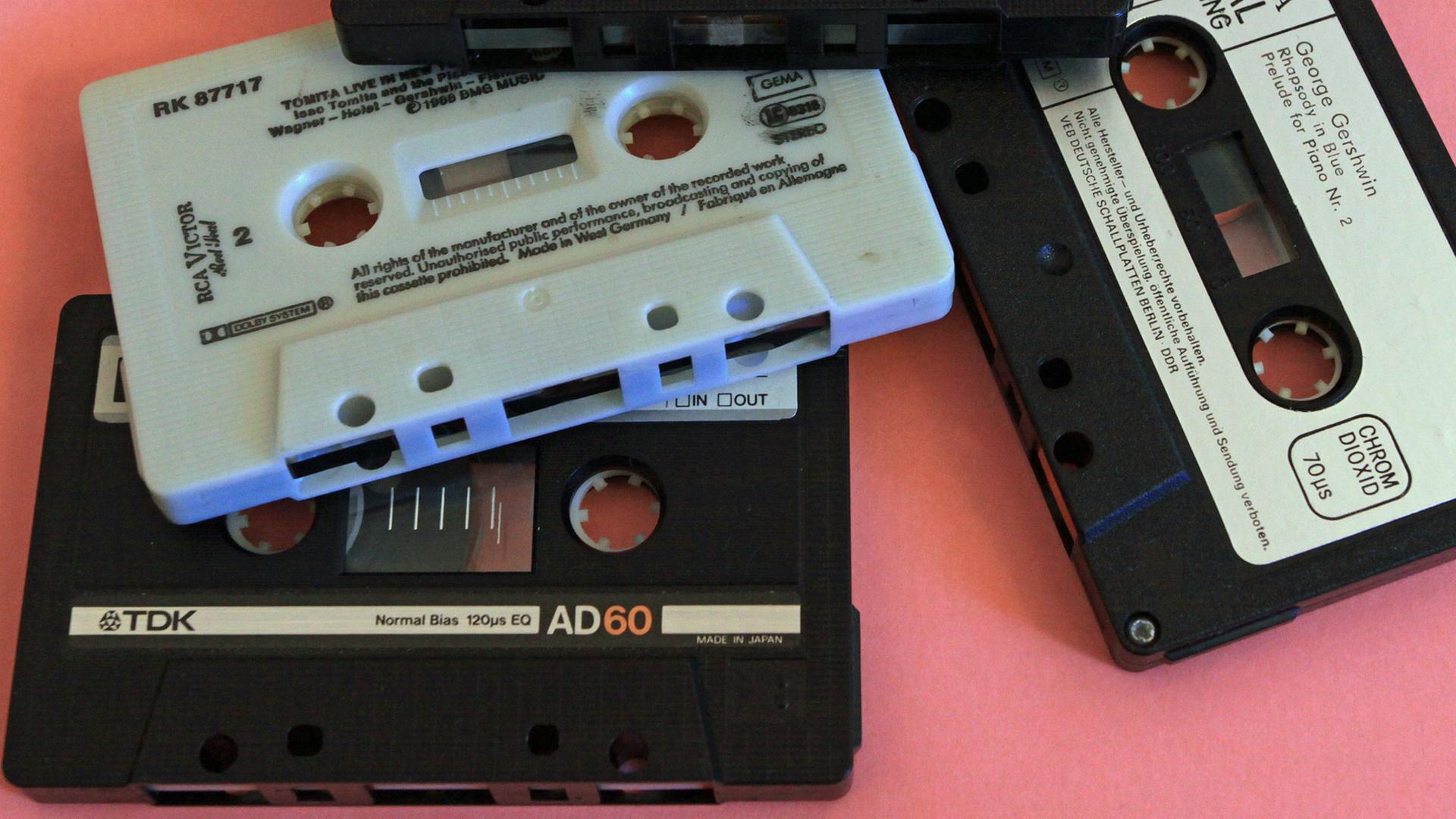 Audio-Kompaktkassetten (Musikkassette, MC, Audiokassette) verschiedener Hersteller. Audio-Kompaktkassetten (Musikkassette, MC, Audiokassette) verschiedener Hersteller.