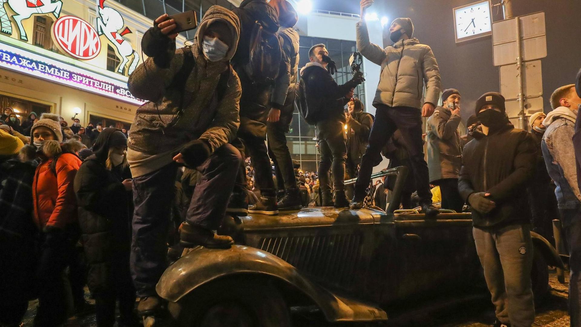 Junge Leute bei einer nicht angemeldeten Demonstration zugunsten des Verhafteten Oppositionellen Alexej Nawalny in Moskau. Junge Leute bei einer nicht angemeldeten Demonstration zugunsten des Verhafteten Oppositionellen Alexej Nawalny in Moskau.