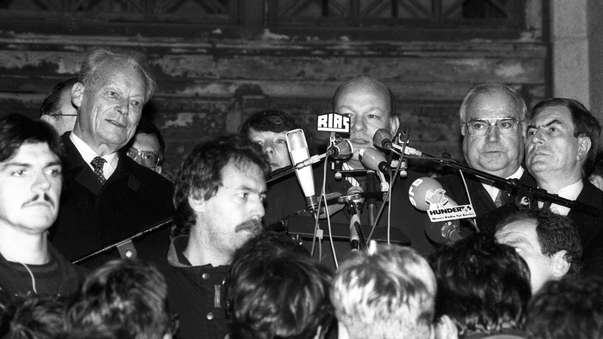 Vor dem Schöneberger Rathaus in Berlin am 10.11.1989 mit Willy Brandt (lks.), Walter Momper (Mitte) und Helmut Kohl (rechts) Vor dem Schöneberger Rathaus in Berlin am 10.11.1989 mit Willy Brandt (lks.), Walter Momper (Mitte) und Helmut Kohl (rechts)