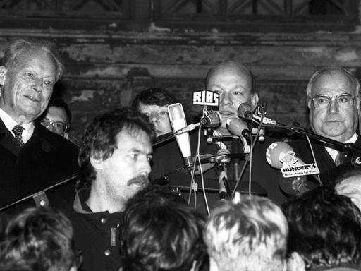 Vor dem Schöneberger Rathaus in Berlin am 10.11.1989 mit Willy Brandt (lks.), Walter Momper (Mitte) und Helmut Kohl (rechts)