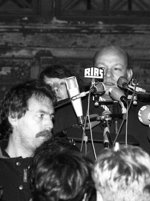 Vor dem Schöneberger Rathaus in Berlin am 10.11.1989 mit Willy Brandt (lks.), Walter Momper (Mitte) und Helmut Kohl (rechts)