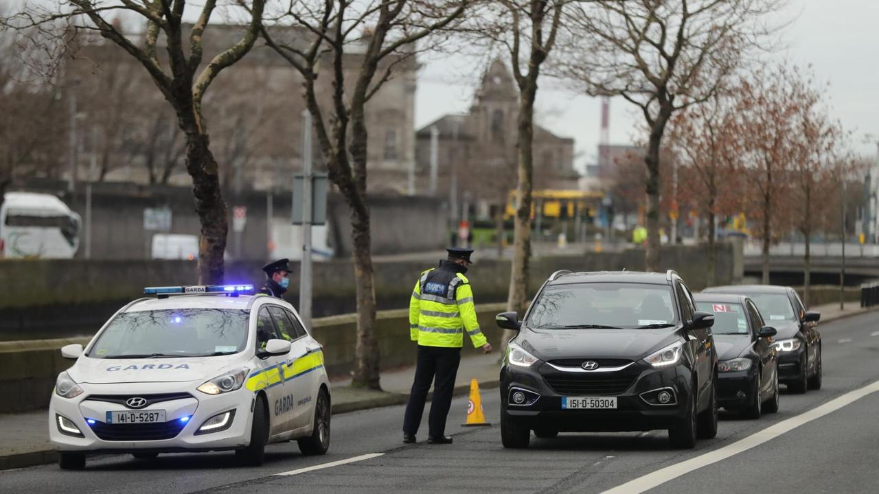 Irland, Dublin: Ein Polizist hält Autofahrer an einem Kontrollpunkt an den Quays im Stadtzentrum an, während Irland sich in einem Corona-Lockdown befindet. Irland, Dublin: Ein Polizist hält Autofahrer an einem Kontrollpunkt an den Quays im Stadtzentrum an, während Irland sich in einem Corona-Lockdown befindet.