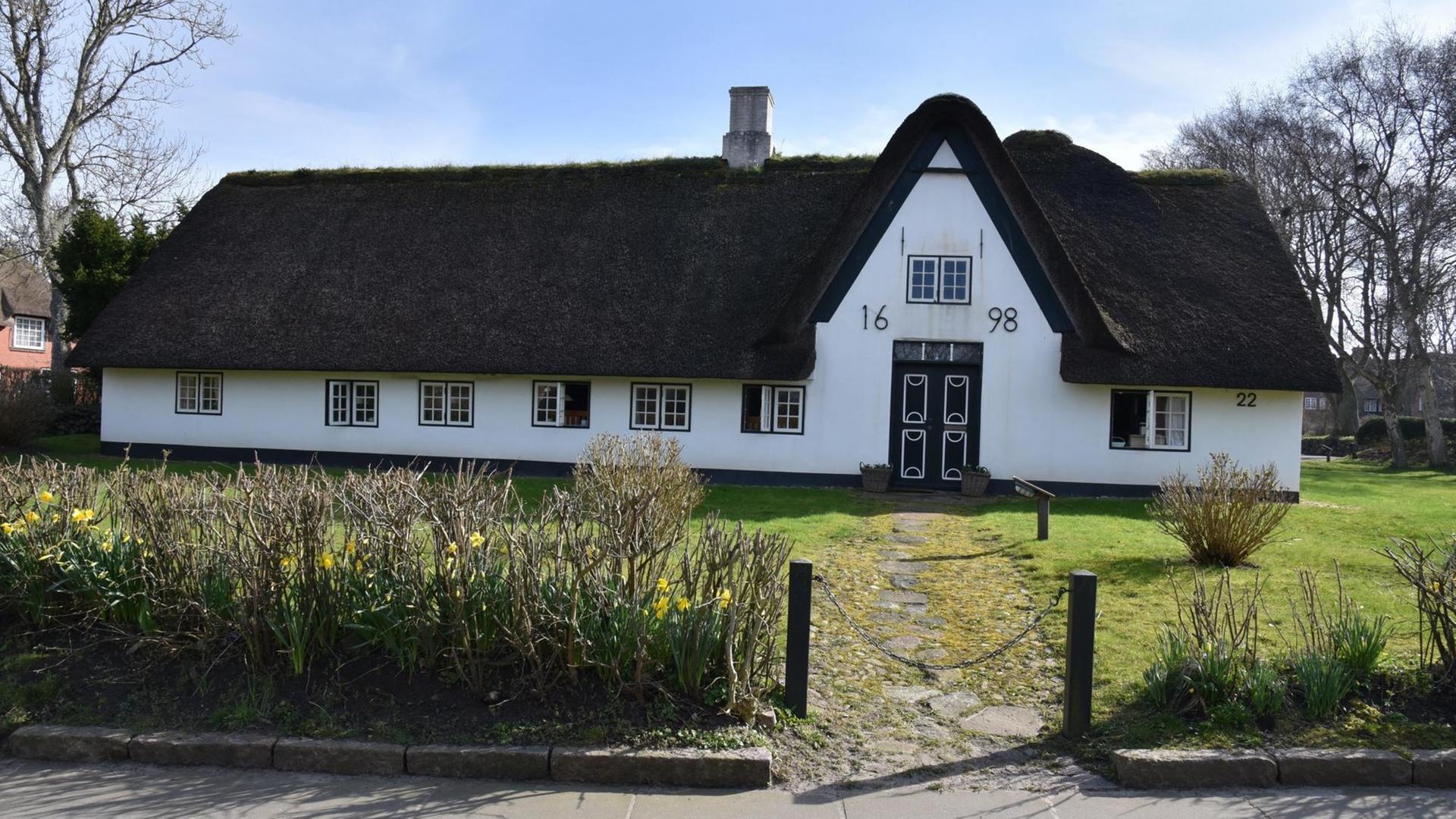 Ein weisses Friesenhaus mit Reetdach in Keitum auf Sylt. Ein weisses Friesenhaus mit Reetdach in Keitum auf Sylt.