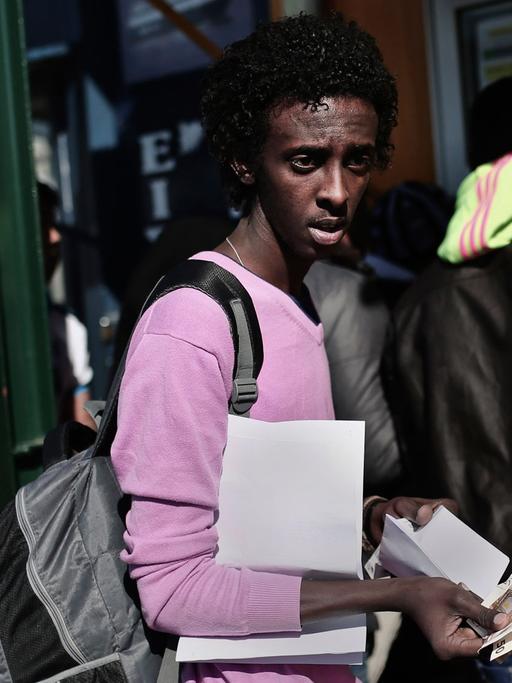 Ein Flüchtling wartet in der Nähe des Hafens der griechischen Insel Lesbos darauf, ein Ticket für die Fähre nach Athen zu kaufen.