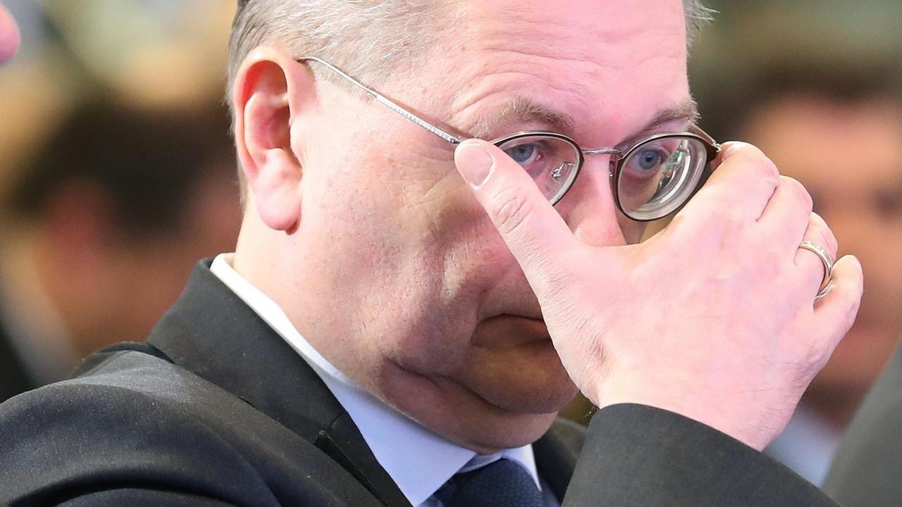 DFB-Präsident Reinhard Grindel schiebt sich seine Brille zurecht. DFB-Präsident Reinhard Grindel schiebt sich seine Brille zurecht.