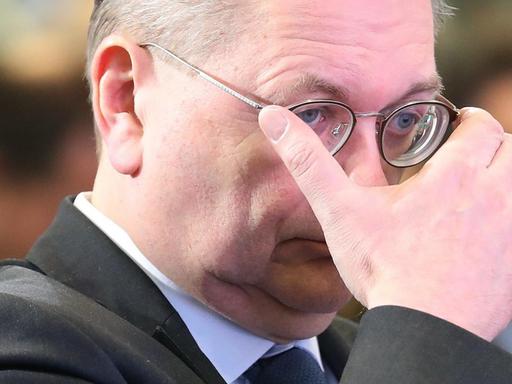 DFB-Präsident Reinhard Grindel schiebt sich seine Brille zurecht.