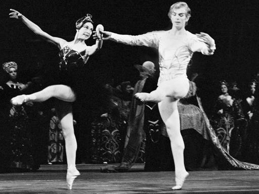 Margot Fonteyn und Rudolf Nurejew tanzen 1964 im Ballett "Schwanensee" Ballett in der Wiener Staatsoper