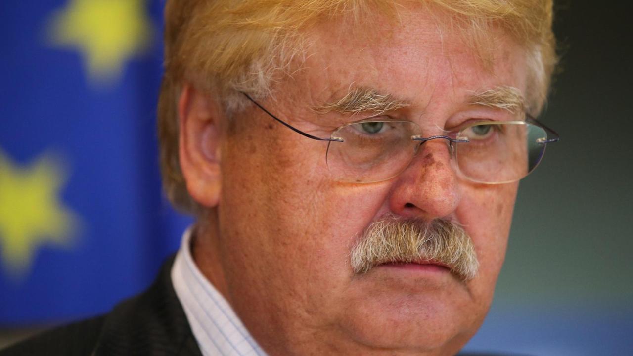 Der Europaparlamentarier Elmar Brok von der CDU vor der blauen Europa-Flagge. Der Europaparlamentarier Elmar Brok von der CDU vor der blauen Europa-Flagge.