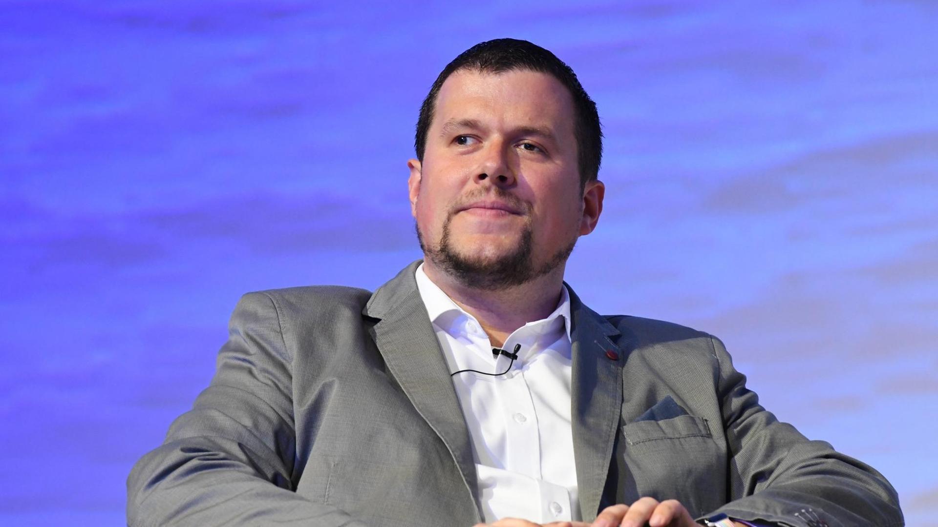 Thomas Lückerath, Chefredakteur von DWDL.de, sitzt auf der Bühne der Anga com, der Internationalen Fachmesse mit Kongress für Kabel, Breitband und Satellit, die am 12.06.2018 in Köln stattgefunden hat. Thomas Lückerath, Chefredakteur von DWDL.de, sitzt auf der Bühne der Anga com, der Internationalen Fachmesse mit Kongress für Kabel, Breitband und Satellit, die am 12.06.2018 in Köln stattgefunden hat.