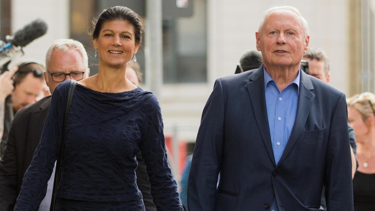 Die Fraktionschefin der Partei Die Linke, Sahra Wagenknecht und Saar-Fraktionschef Oskar Lafontaine kommen am 12.05.2017 zum Wahlkampfabschluss in Düsseldorf (Nordrhein-Westfalen). Am 14. Mai wird in Nordrhein-Westfalen ein neuer Landtag gewählt. Foto: Rolf Vennenbernd/dpa | Verwendung weltweit Die Fraktionschefin der Partei Die Linke, Sahra Wagenknecht und Saar-Fraktionschef Oskar Lafontaine kommen am 12.05.2017 zum Wahlkampfabschluss in Düsseldorf (Nordrhein-Westfalen). Am 14. Mai wird in Nordrhein-Westfalen ein neuer Landtag gewählt. Foto: Rolf Vennenbernd/dpa | Verwendung weltweit