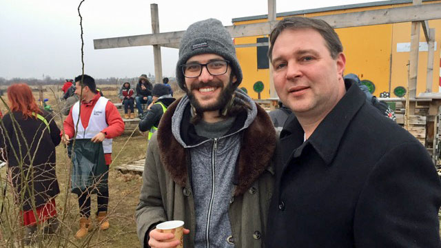 Traiskirchens Bürgermeister Andreas Babler (r.) von der SPÖ organisierte für die Teilnehmer des Friedensmarsches eine Schlafstätte und ein Abendessen. Traiskirchens Bürgermeister Andreas Babler (r.) von der SPÖ organisierte für die Teilnehmer des Friedensmarsches eine Schlafstätte und ein Abendessen.