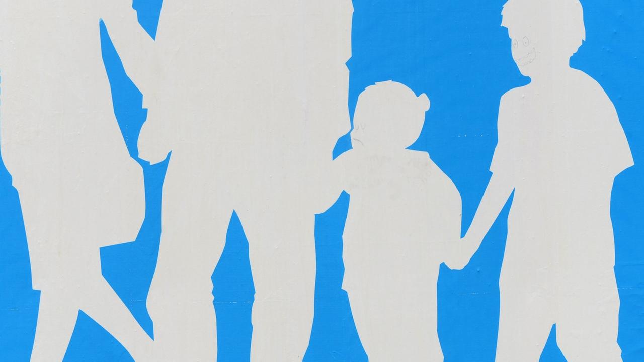 Auf blauem Hintergrund sind die Silhouetten einer Familie mit Mutter, Vater, Tochter und Sohn in weiß zu sehen. Auf blauem Hintergrund sind die Silhouetten einer Familie mit Mutter, Vater, Tochter und Sohn in weiß zu sehen.