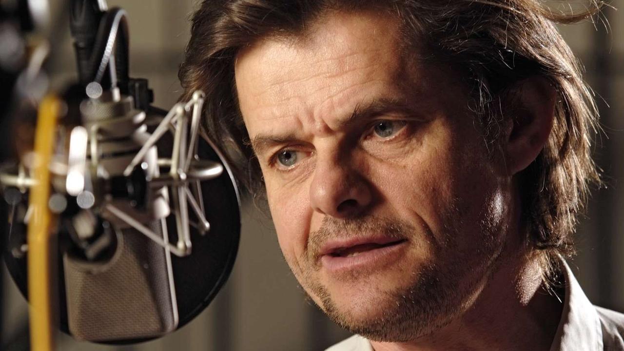 Der Schauspieler Lars Rudolph während einer Studioaufnahme am Mikrofon. Der Schauspieler Lars Rudolph während einer Studioaufnahme am Mikrofon.