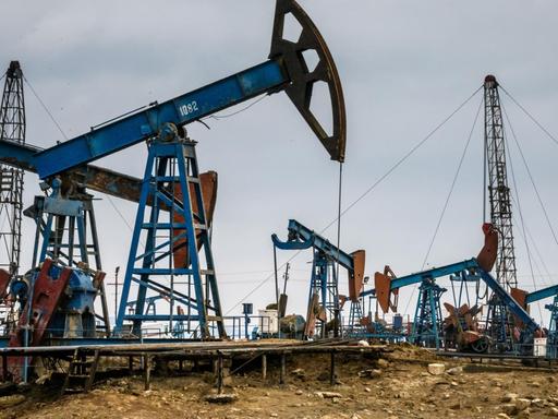 Ölfelder außerhalb von Aserbaidschans Hauptstadt Baku am Kaspischen Meer im März 2019