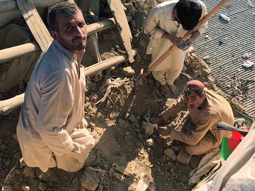 Menschen in der afghanischen Hauptstadt Kabul nach dem Erdbeben