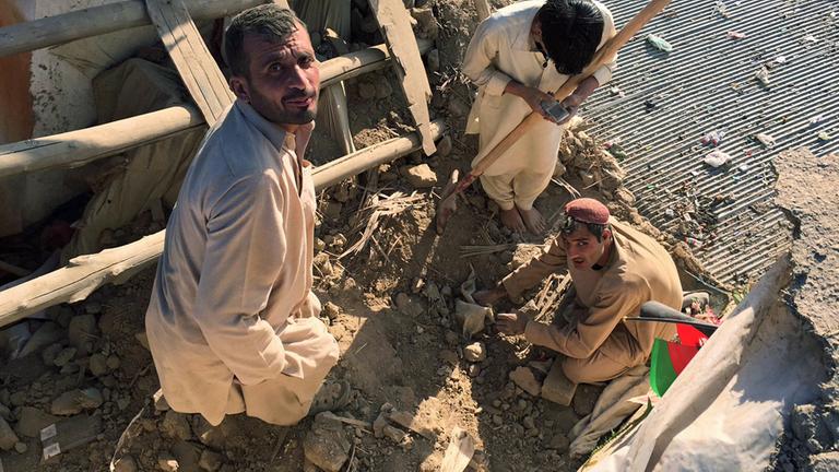 Menschen in der afghanischen Hauptstadt Kabul nach dem Erdbeben Menschen in der afghanischen Hauptstadt Kabul nach dem Erdbeben