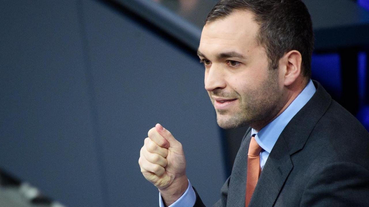 Konstantin Kuhle (FDP), Bundestagsabgeordneter und Beisitzer im Bundesvorstand seiner Partei, spricht während einer Sitzung des Deutschen Bundestages im Plenarsaal des Reichstagsgebäudes. Konstantin Kuhle (FDP), Bundestagsabgeordneter und Beisitzer im Bundesvorstand seiner Partei, spricht während einer Sitzung des Deutschen Bundestages im Plenarsaal des Reichstagsgebäudes.