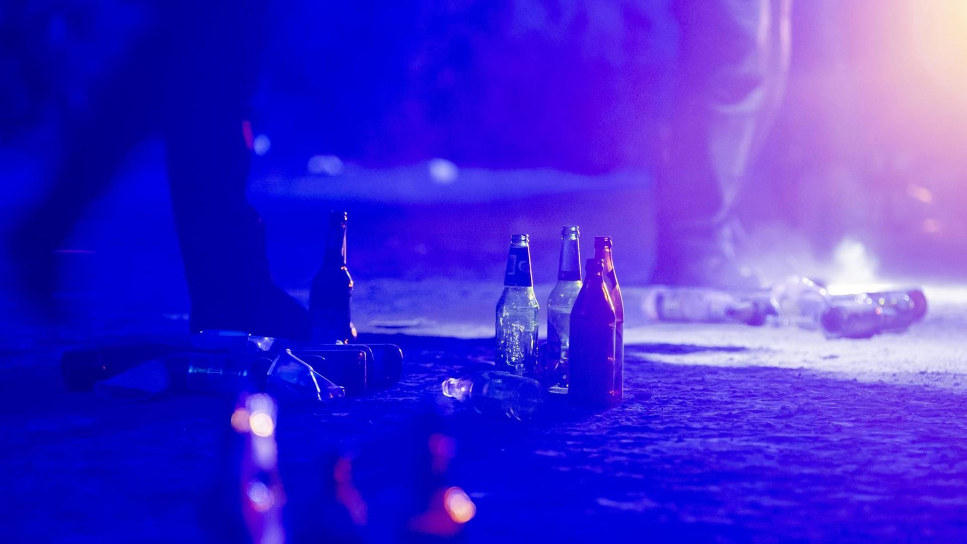 Bierflaschen stehen auf dem Boden, nachdem die Polizei eine illegale Party in der Berliner Hasenheide aufgelöst hat. Bierflaschen stehen auf dem Boden, nachdem die Polizei eine illegale Party in der Berliner Hasenheide aufgelöst hat.