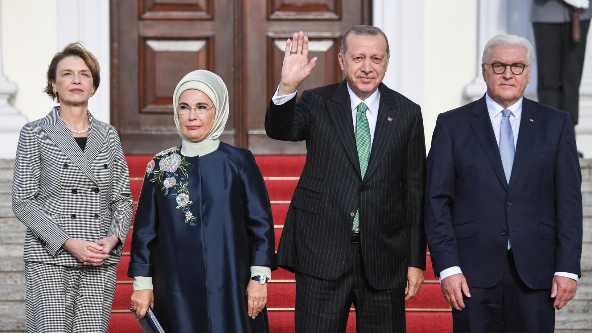 28.09.2018, Berlin: Bundespräsident Frank-Walter Steinmeier (r) und seine seine Frau Elke Büdenbender (l) begrüßen Recep Tayyip Erdogan, Präsident der Türkei, und seine Frau Emine Erdogan vor Schloss Bellevue.