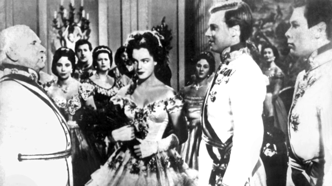Als Kaiser Franz-Josef (r) schrieb Karlheinz Böhm mit der "Sissi"-Trilogie (1955 - 1957) an der Seite von Romy Schneider als Kaiserin Elisabeth Filmgeschichte.