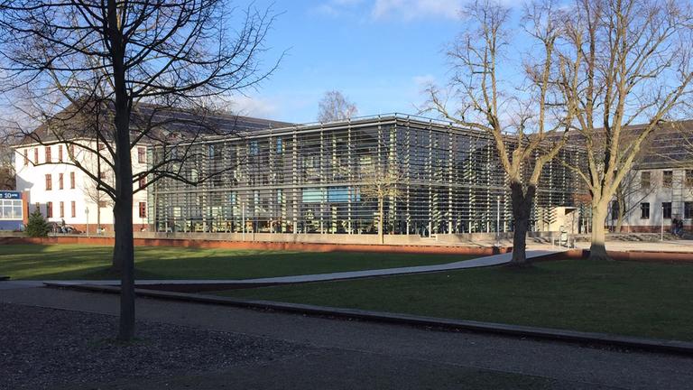 Campus der Hochschule Wismar mit Blick auf das Bibliotheksgebäude.