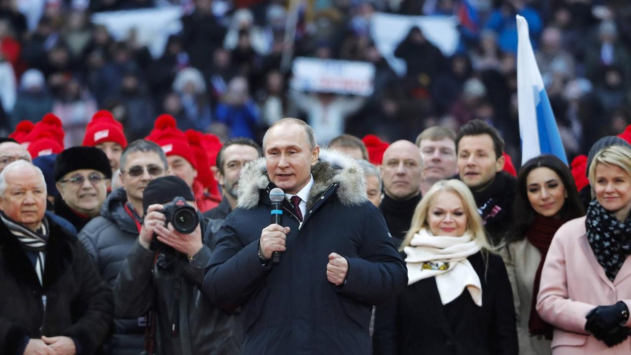 Moskau - März 2018: Der russische Präsident Wladimir Putin im Luzhniki Stadion Moskau - März 2018: Der russische Präsident Wladimir Putin im Luzhniki Stadion