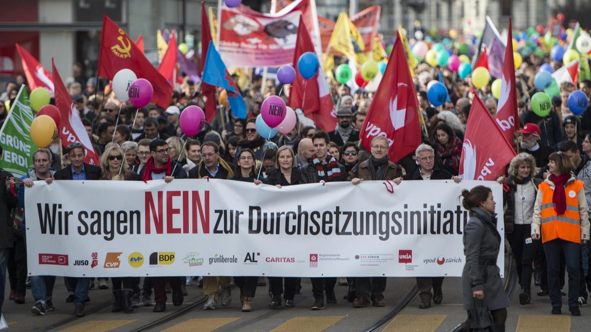 "Wir sagen Nein zur Duchsetzungsinitiaitve" - Demonstranten in Zürich (22.02.2016) "Wir sagen Nein zur Duchsetzungsinitiaitve" - Demonstranten in Zürich (22.02.2016)