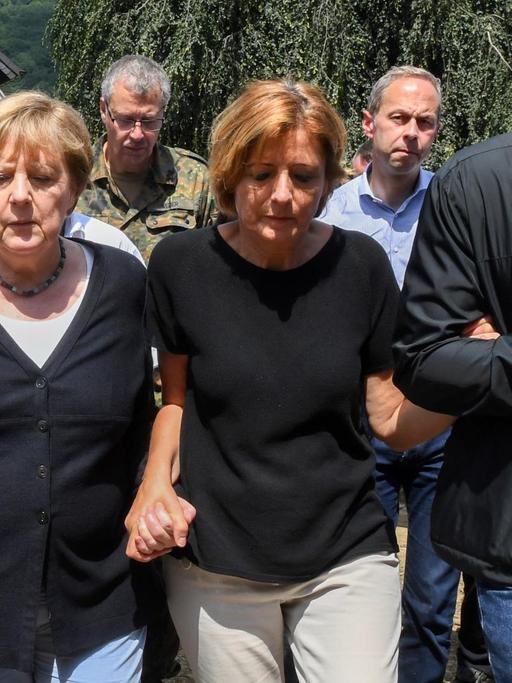 Auf dem Bild sind Bundeskanzlerin Angela Merkel und Malu Dreyer, Ministerpräsidentin von Rheinland-Pfalz, gehen durch das vom Hochwasser verwüstete Dorf Schuld in der Nähe von bad Neuenahr-Ahrweiler
