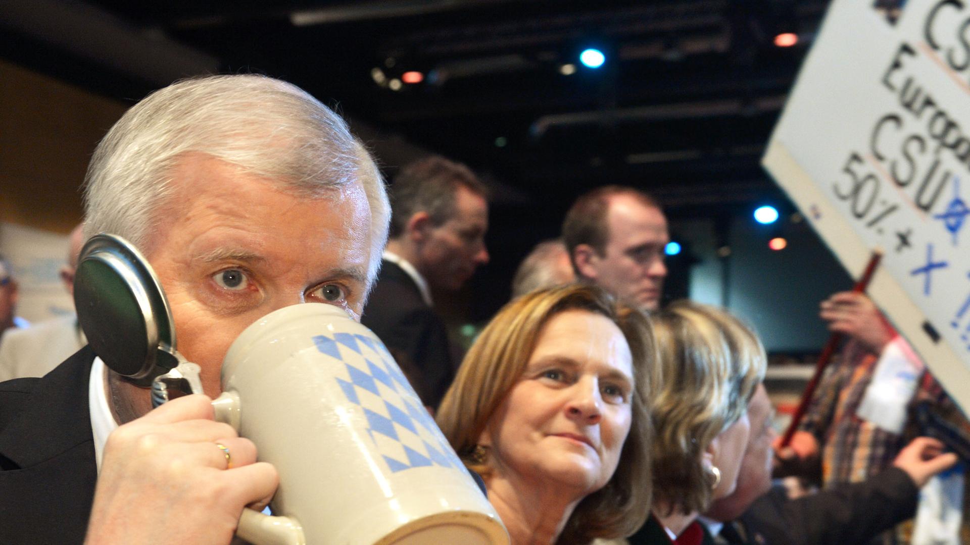 Horst Seehofer gönnt sich auch gern eine Maß Horst Seehofer gönnt sich auch gern eine Maß