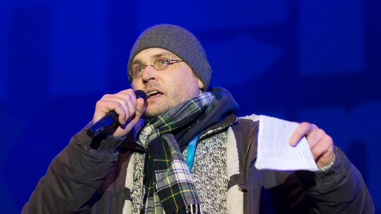 Der Chefdramaturg des Staatsschauspiels Dresden, Robert Koall, spricht am 26. Januar 2015 bei einer Großveranstaltung in Dresden, bei der tausende Bürger ein Zeichen für Weltoffenheit setzen wollen Der Chefdramaturg des Staatsschauspiels Dresden, Robert Koall, spricht am 26. Januar 2015 bei einer Großveranstaltung in Dresden, bei der tausende Bürger ein Zeichen für Weltoffenheit setzen wollen