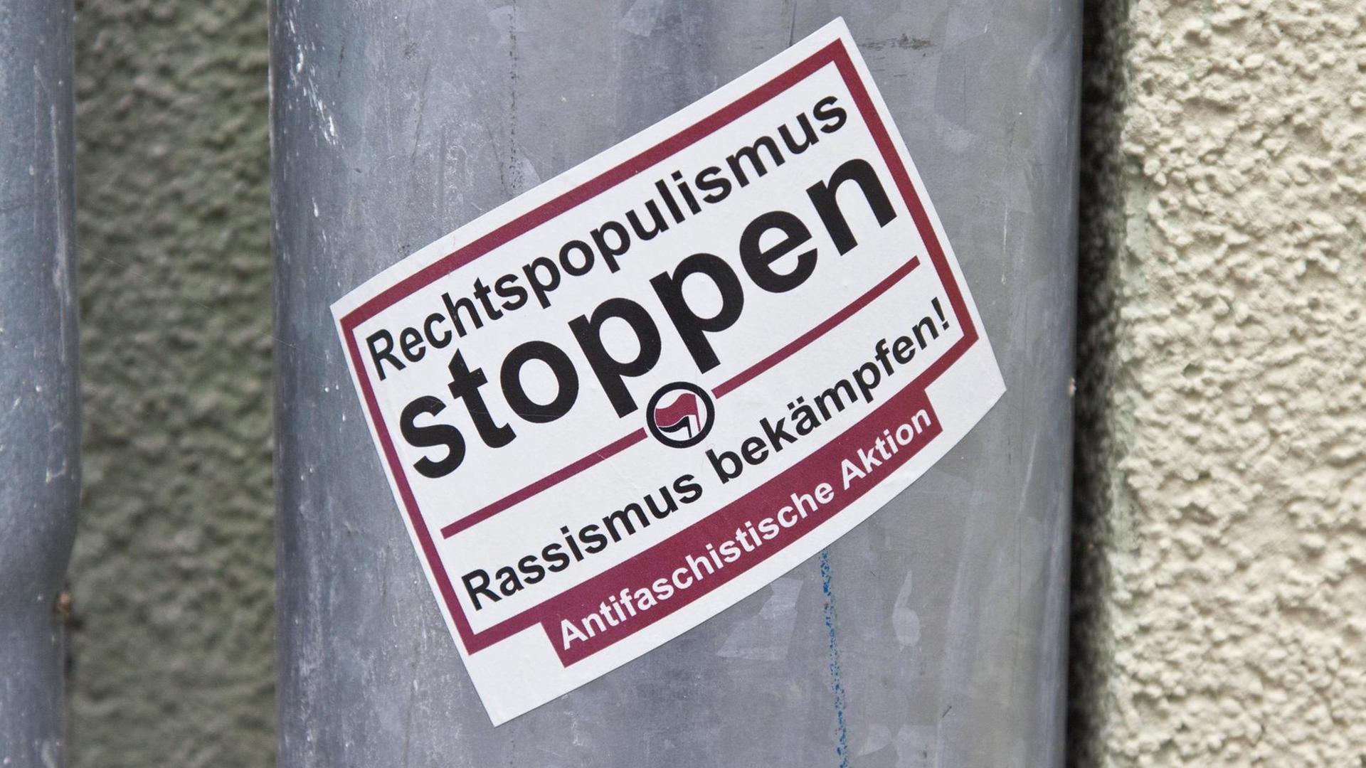 Ein Aufkleber, "Rechtspopulismus stoppen, Rassismus bekämpfen! Antifaschistische Aktion". Ein Aufkleber, "Rechtspopulismus stoppen, Rassismus bekämpfen! Antifaschistische Aktion".