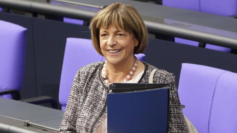 Ulla Schmidt (SPD) vor leeren Stühlen im Bundestag