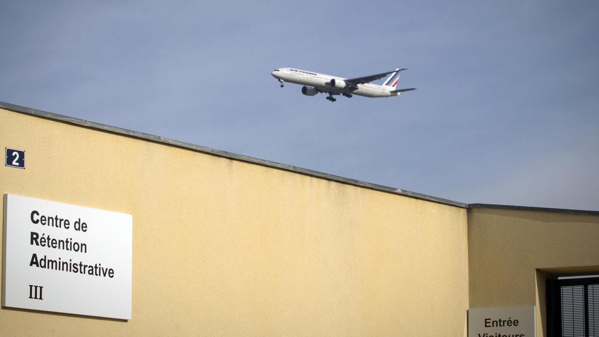 Das Abschiebegefängnis Le Mesnil-Amelot am Flughafen Charles-de-Gaulles. Das Abschiebegefängnis Le Mesnil-Amelot am Flughafen Charles-de-Gaulles.