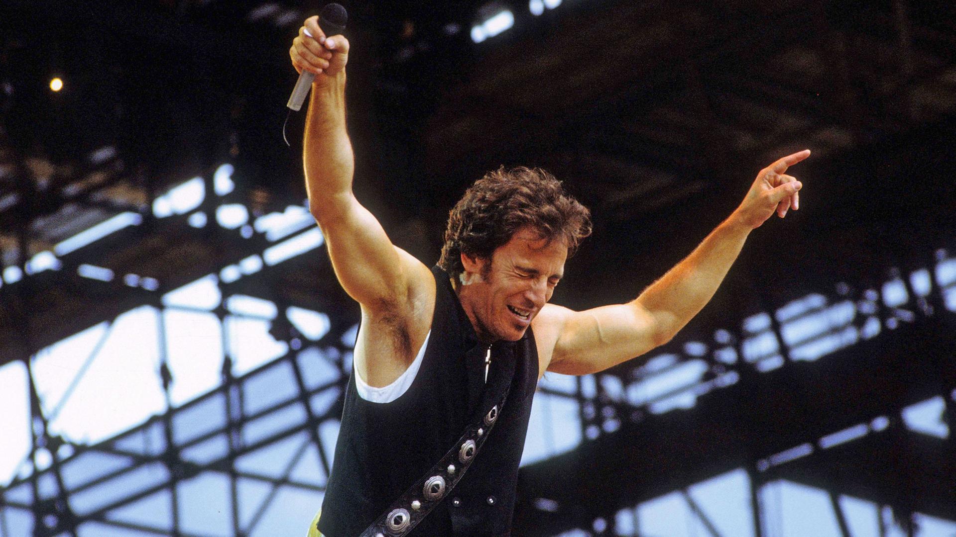 Bruce Springsteen während seines Konzerts auf der Radrennbahn Berlin-Weißensee am 19.7.1988. Bruce Springsteen während seines Konzerts auf der Radrennbahn Berlin-Weißensee am 19.7.1988.