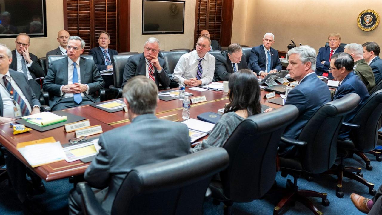 US-Präsident Donald Trump (r) mit seinem Sicherheitsteam am 7. Januar im abhörsicheren sogenannten Situation Room im Weißen Haus. Mehrere Männer und eine Frau sitzen an einem Tisch. US-Präsident Donald Trump (r) mit seinem Sicherheitsteam am 7. Januar im abhörsicheren sogenannten Situation Room im Weißen Haus. Mehrere Männer und eine Frau sitzen an einem Tisch.
