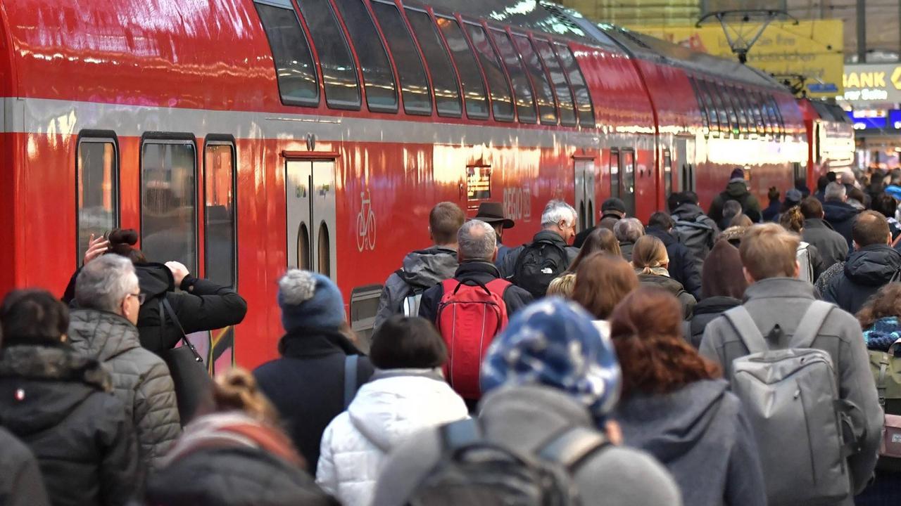 Zahlreiche Menschen verlassen einen Zug der Deutschen Bahn Zahlreiche Menschen verlassen einen Zug der Deutschen Bahn
