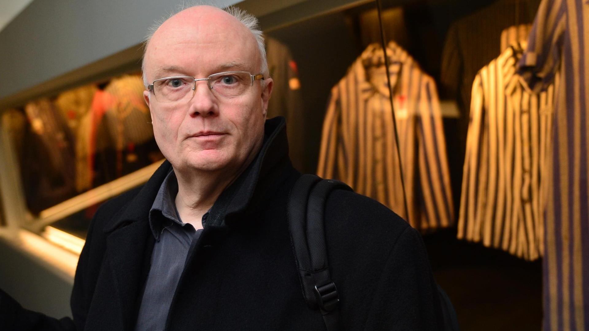 In der neuen Dauerausstellung "Buchenwald. Ausgrenzung und Gewalt 1937 bis 1945" steht der Direktor der Stiftung Buchenwald und Mittelbau-Dora, Volkhard Knigge, am 13.04.2016 in Buchenwald bei Weimar (Thüringen) vor einer Vitrine mit Häftlingskleidung. Besucher der KZ-Gedenkstätte Buchenwald können vom 17. April anhand von Fotos, Dokumenten, Alltagsgegenständen und Multimedia-Beiträge über das Leben der Häftlinge informieren. Die Ausstellung kostet nach früheren Angaben der Gedenkstätte zwischen drei und vier Millionen Euro, die sich Bund und das Land teilen. In der neuen Dauerausstellung "Buchenwald. Ausgrenzung und Gewalt 1937 bis 1945" steht der Direktor der Stiftung Buchenwald und Mittelbau-Dora, Volkhard Knigge, am 13.04.2016 in Buchenwald bei Weimar (Thüringen) vor einer Vitrine mit Häftlingskleidung. Besucher der KZ-Gedenkstätte Buchenwald können vom 17. April anhand von Fotos, Dokumenten, Alltagsgegenständen und Multimedia-Beiträge über das Leben der Häftlinge informieren. Die Ausstellung kostet nach früheren Angaben der Gedenkstätte zwischen drei und vier Millionen Euro, die sich Bund und das Land teilen.