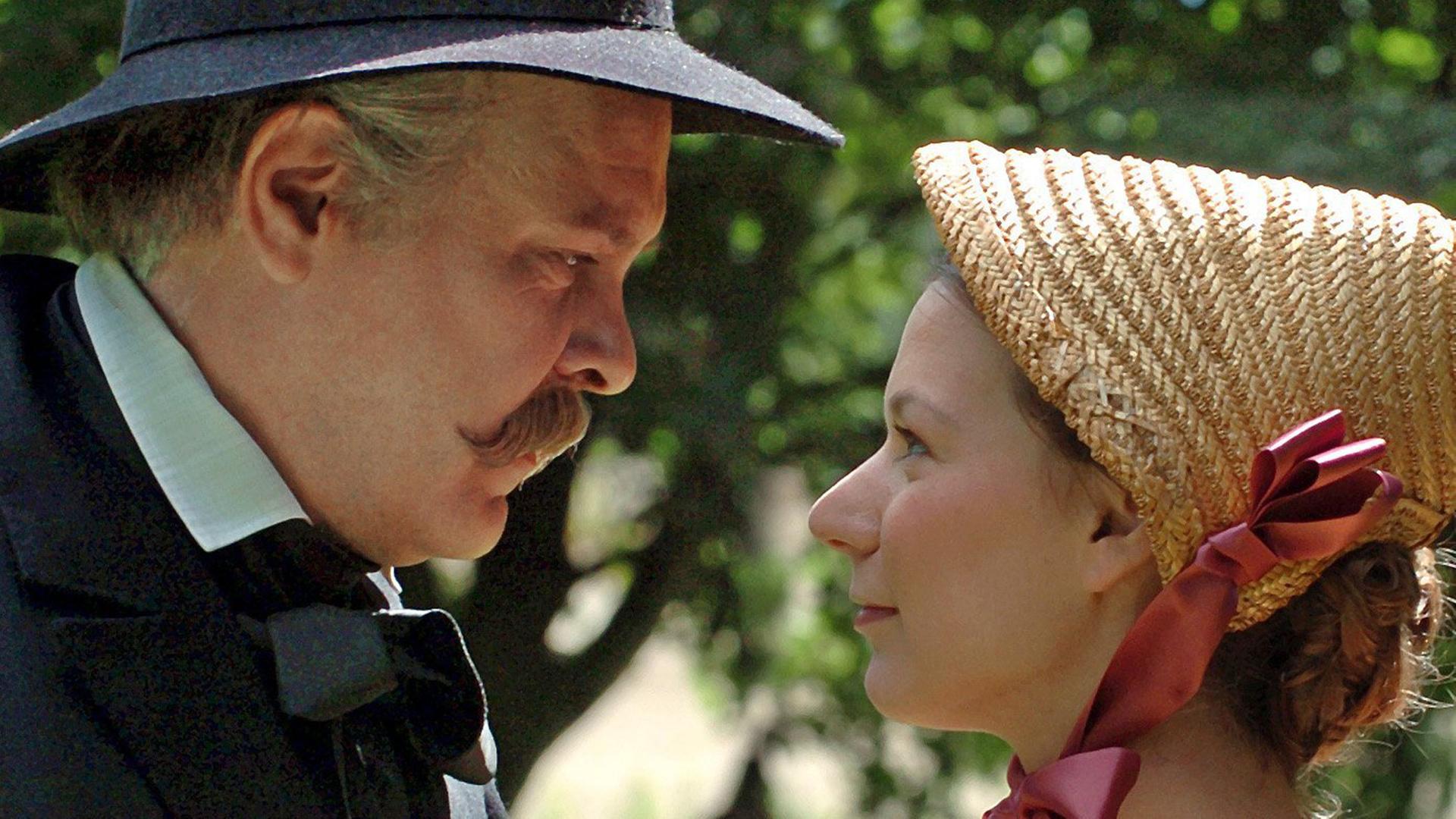 Die Schauspieler Andreas Leupold als Otto von Bismarck und Britta Scheerer als Gräfin Orloff, seine Geliebte, bei Dreharbeiten zum MDR-Film "Otto von Bismarck - Der eiserne Kanzler", August 2004 Die Schauspieler Andreas Leupold als Otto von Bismarck und Britta Scheerer als Gräfin Orloff, seine Geliebte, bei Dreharbeiten zum MDR-Film "Otto von Bismarck - Der eiserne Kanzler", August 2004