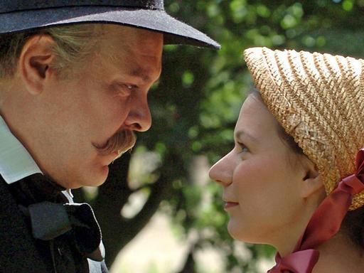 Die Schauspieler Andreas Leupold als Otto von Bismarck und Britta Scheerer als Gräfin Orloff, seine Geliebte, bei Dreharbeiten zum MDR-Film "Otto von Bismarck - Der eiserne Kanzler", August 2004
