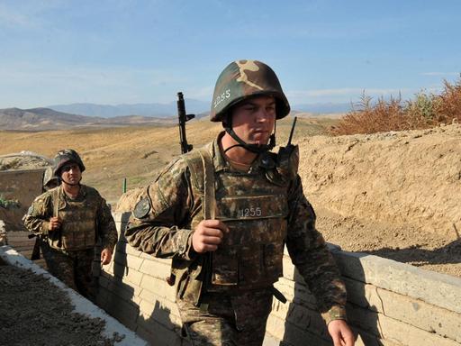 Ein armenischer Soldat in Berg-Karabach im Oktober 2012 (Archivbild).