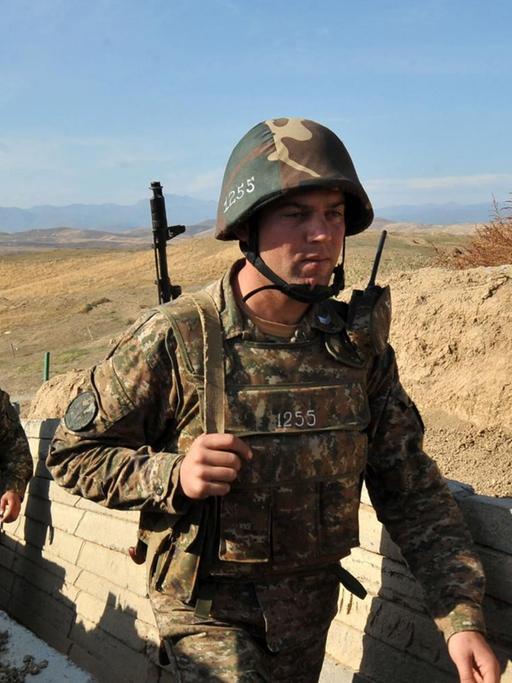 Ein armenischer Soldat in Berg-Karabach im Oktober 2012.
