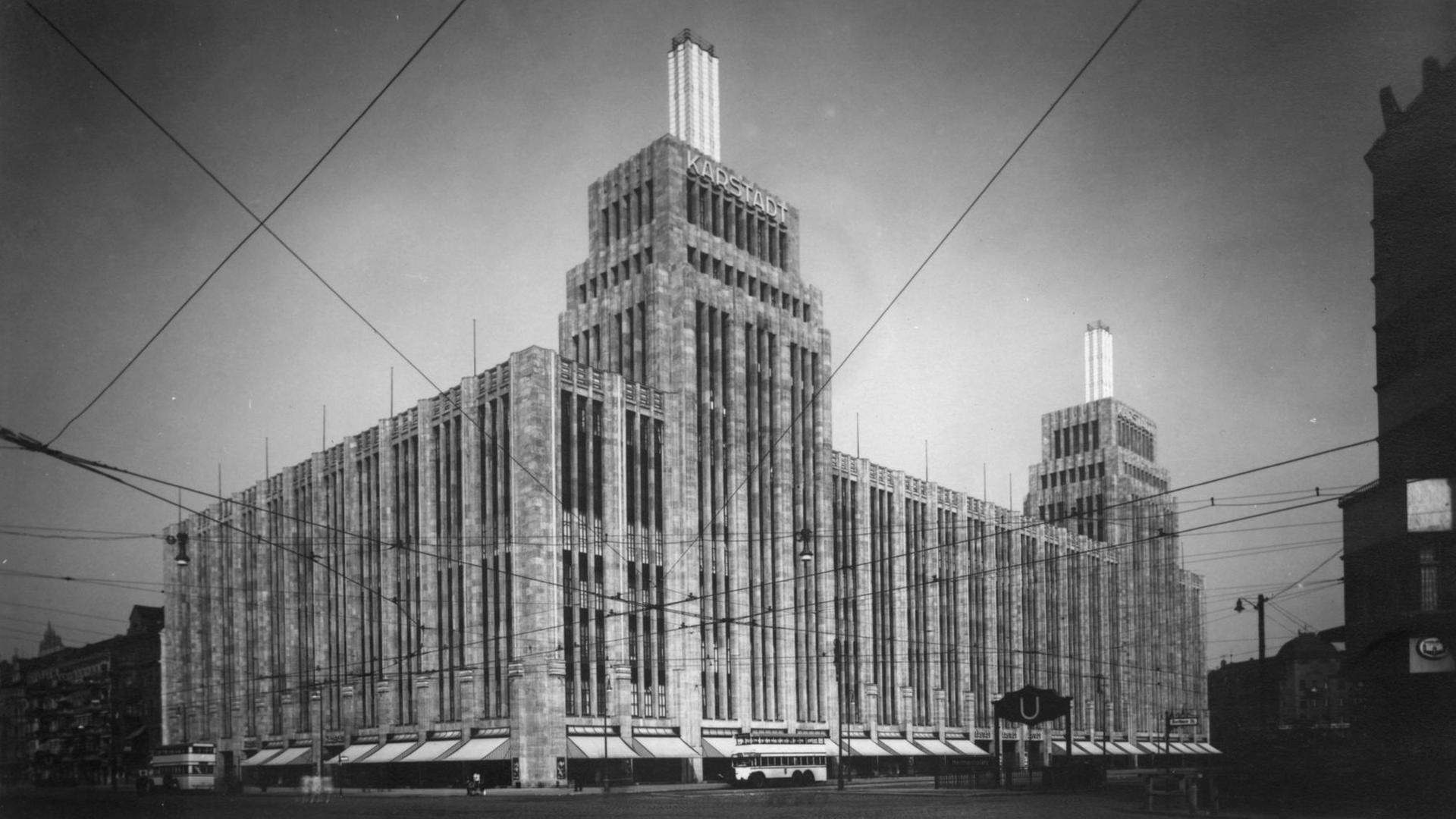 ARCHIV - Das Warenhaus Karstadt am Berliner Hermannplatz auf einer Fotopostkarte um 1929, Schwarz-Weiß-Gesamtansicht von Südosten. ARCHIV - Das Warenhaus Karstadt am Berliner Hermannplatz auf einer Fotopostkarte um 1929, Schwarz-Weiß-Gesamtansicht von Südosten.