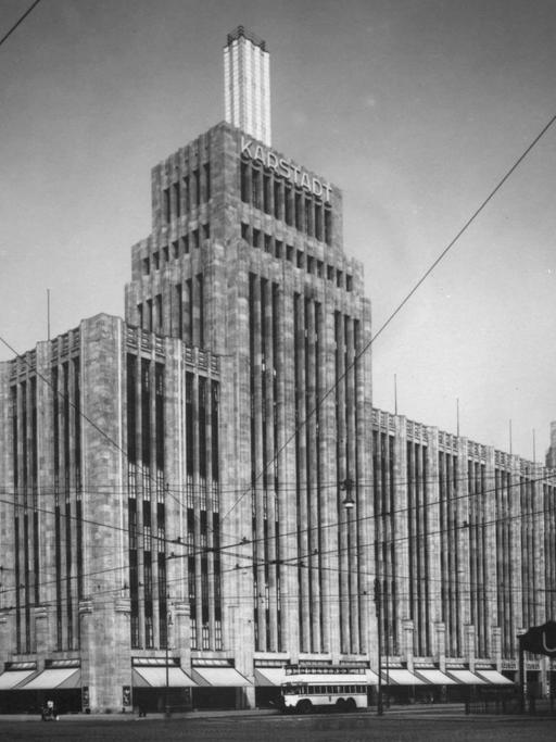 ARCHIV - Das Warenhaus Karstadt am Berliner Hermannplatz auf einer Fotopostkarte um 1929, Schwarz-Weiß-Gesamtansicht von Südosten.