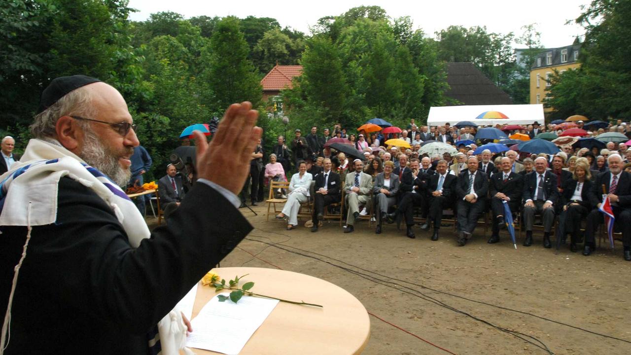 Landesrabbiner Walter Rothschild spricht am Sonntag (24.06.2007) in Bad Segeberg vor der Einweihung des ersten Synagogenneubas Schleswig-Holsteins seit Ende des Zweiten Weltkrieges. Landesrabbiner Walter Rothschild spricht am Sonntag (24.06.2007) in Bad Segeberg vor der Einweihung des ersten Synagogenneubas Schleswig-Holsteins seit Ende des Zweiten Weltkrieges.